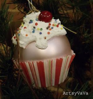 Cupcake ornament for the tree.  My granddaughter loves cupcakes and this would be perfect for her tree...super easy to make also Cupcake Ornament, Homemade Cupcakes, Ornaments Homemade, Diy Cupcakes, Christmas Ornaments Homemade, Christmas 2017, Christmas Memory, Diy Christmas Tree, Xmas Ornaments