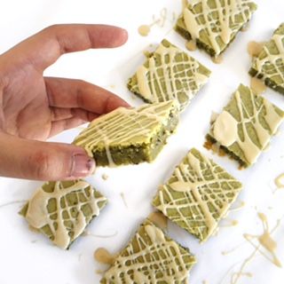 Join our Pinterest Communi-Tea @matcha_maiden ☆ And use 'PINTERESTING' for 15% off our online store www.matchamaiden.com //  Delicious #matcha blondie recipe!!!  Full recipe here: https://www.matchamaiden.com/matcha-blondies-with-matcha-maiden-pure-organic-matcha-powder/ Matcha Blondies, Matcha Brownies, Brownies Fudgy, Blondie Recipe, White Chocolate Sauce, Organic Matcha, Favorite Comfort Food, Flavored Tea, Baking Tins