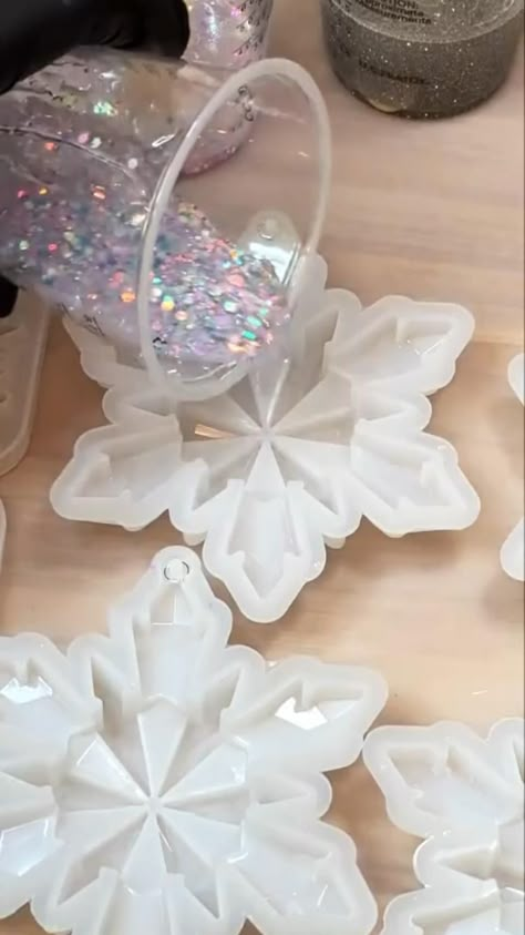 Epoxy Christmas Ornament, Epoxy Resin Christmas, Christmas Resin, Epoxy Crafts, Resin Christmas, Epoxy Resin Diy, Resin Crafts Tutorial, Diy Resin Projects, Resin Jewelry Diy