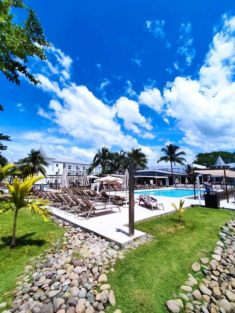 🇯🇲🇯🇲🇯🇲 RIU PALACE TROPICAL BAY - NEGRIL, JAMAICA! 🇯🇲🇯🇲🇯🇲 An all-inclusive beachfront paradise, RIU Palace Tropical Bay is where I send my clients that are looking for the best and their budget is a little tight. This hotel is in Seven Mile Beach! The rooms are modern and comfortable, with plenty of space to relax. If its chilling by the pool or lounging on the beach, the vibe is always tropical. Multiple restaurants and bars, you’ll never run out of great food or drinks. RIU Palace Tro... Riu Palace, Negril Jamaica, Negril, Great Food, The Vibe, All Inclusive, Jamaica, Palace, Paradise