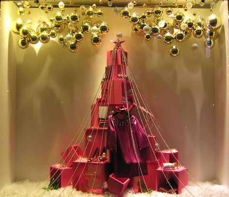 boxed, pinned by Ton van der Veer www.tablescapesbydesign.com https://www.facebook.com/pages/Tablescapes-By-Design/129811416695 Christmas Shop Displays, Christmas Shop Window, Holiday Window Display, Visual Merchandiser, Decoration Vitrine, Store Window Display, Store Window Displays, Visual Merchandising Displays, Christmas Window Display