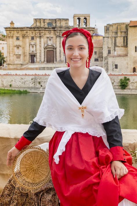 Catalan woman, Spain, by Tortosa, folkfashion tumblr Spain National Costume, Spanish Costume, Outfits For Spain, Spanish Woman, Western Europe, Folk Costume, People Of The World, Traditional Clothing, Costumes For Women