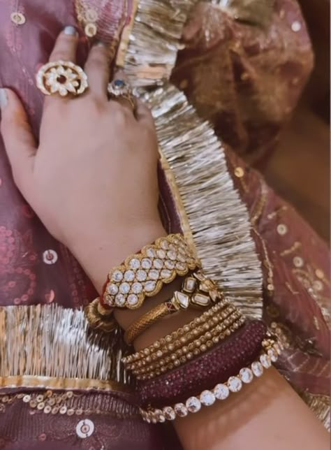 Rajputi Jewellery Royal Set, Noor E Khuda, Poshak Look, Rajasthani Outfit, Prathyangira Devi, Rajasthani Look, Rajputi Look, Bangles Ideas, Rajput Jewellery