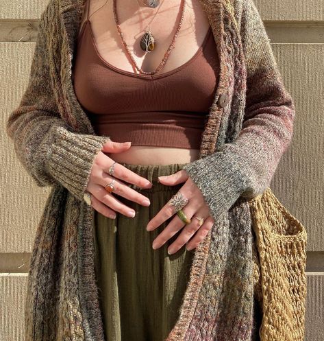 Colleen on Instagram: “Earth tones only🕊 a close-up of today’s look:)” Earth Outfits, Earth Tones Aesthetic, Earth Fashion, Looks Hip Hop, Earth Style, Estilo Hippy, Mode Hippie, Earthy Outfits, Estilo Hippie