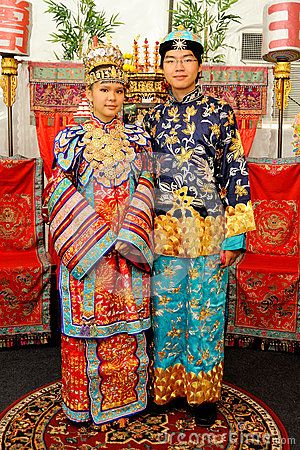 The Baba Nyonya community; also known as Cina Peranakan is one of the unique community found in Melaka. This community has existed before the 15th century due to intermarriages between the Chinese traders and local Malays. Their existence and social standing have greatly increased with the marriage of Sultan Mansur Syah with Princess Hang Li Poh from China. Baba Nyonya, Chinese Folk Art, Traditional Chinese Dress, Wedding Costume, Concept Clothing, Wedding Costumes, Fashion Illustration Dresses, Melaka, Chinese Wedding