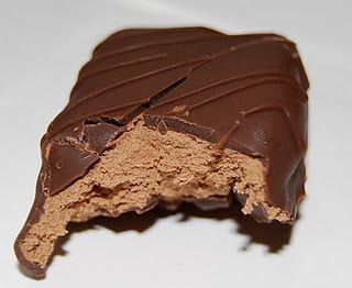 Homemade 3 Musketeers....3 ingredients! Looks simple and amazing! Love the real candy bars Homemade Candy Bars, Candy Bar Recipe, 3 Musketeers, Bar Mini, Chocolate Ice, Think Food, Homemade Candies, Candy Desserts, Yummy Sweets