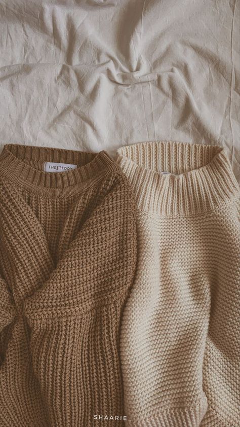 Knit,simple and brown Brown Clothes Aesthetic, Neutral Knitwear, Sweater Women Outfit, Trendy Winter Fashion, Celebrity Fashion Looks, Stunning Hairstyles, Clothing Photography, Vibe Clothes, Neutral Outfit