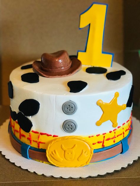 Toy Story Cake First Birthday, Pastel Toys Story, Woody Smash Cake, Toy Story 2 Birthday Cake, Toy Story Woody Cake, Toy Story Birthday Cake Simple, Simple Toy Story Cake Ideas, Woody Cake Toy Story, Toy Story 1st Birthday Cake