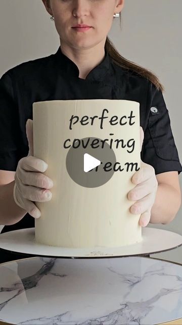 Mariia Stanko Custom Cakes London / Cake Decorating Classes on Instagram: "➡️ Use ingredients in a 2:1 ratio of chocolate to butter (or 60 to 30 - if we take 60 grams of white chocolare, we need 30 grams of butter, 120 grams chocolate, than 60 grams butter, 180 grams chocolate, than 90 grams butter👌)  ➡️ To do the same tricks with the cake as in the video) it should be chilled very well, about 8 hours   ➡️ To get a light white color, I add food colouring, since I use only natural ingredients and the butter is of course quite yellow  ➡️ This cream can be coloured with any food colouring, but since it consists mostly of chocolate, the best effect is given by oil food colourings" Butter Cream Cake Frosting, Cake Decorating Chocolate Frosting, Cake Finishing Ideas, Cakes With Chocolate Decorations, Butter Cream For Cake Decorating, How To Make Butter Icing For Cake, How To Ganache A Cake, Cake Decorating Cream Recipe, Butter Cream Cake Decorating