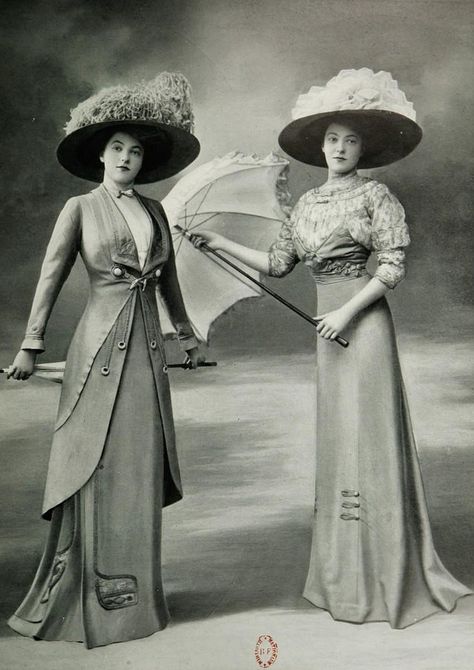 Les Modes (Paris) April 1909 Toilette de Promenade et robe pour les courses par Bernard Edwardian Suit, Women In Dresses, 1900 Fashion, 1900s Fashion, 1910s Fashion, 20th Century Fashion, Edwardian Dress, Vestidos Vintage, Edwardian Era