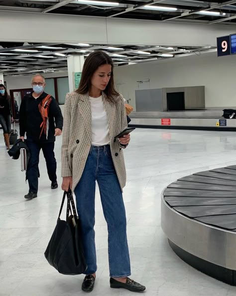 The 5 Airport Outfits Fashion People Love | Who What Wear Stylish Travel Outfits For Women, Jeans Travel Outfit, Work Travel Outfit, Airport Style Summer, Nyc Spring Outfits, Flight Outfit Airport Style, Airport Outfit Spring, Airport Ootd, Blazer Sleeveless