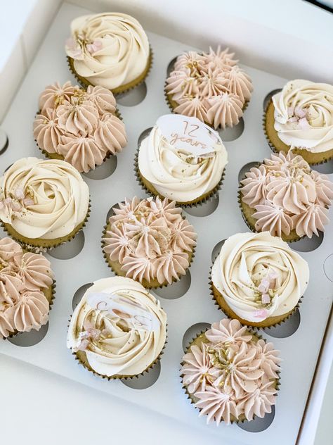 Bridal Shower Cupcakes Rose Gold, Elegant Graduation Cupcakes, Boho Cupcakes Ideas, Boho Floral Cupcakes, Neutral Birthday Party Themes For Women, Earth Tone Cupcakes, Neutral Cupcakes Color Palettes, Boho Bridal Shower Cupcakes, Boho Baby Shower Cupcakes Girl