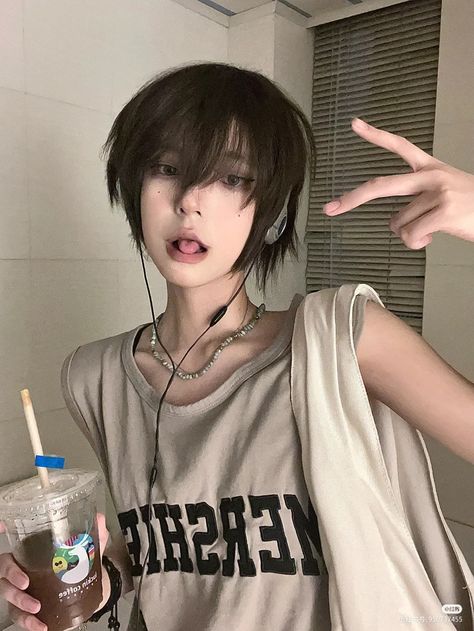 Short Unisex Haircuts For Straight Hair, Unisex Haircuts Short, Masc Hairstyles Long Hair, Anime Bangs Haircuts Irl, Masculine Haircut For Women, Masculine Faces, Unisex Haircuts, Panasonic Headphones, Short Hair Tomboy