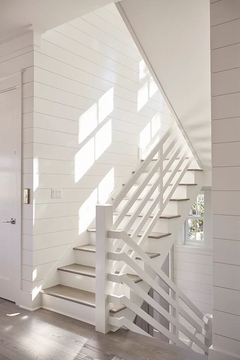 Beach House Staircase, Beach House Stairs, Cottage Hallway, Landing Stairs, Beach Stairs, Loft Railing, Interior Stair Railing, Staircase Outdoor, White Staircase