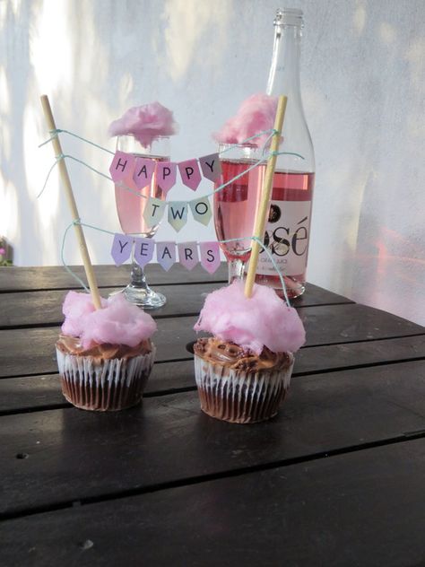 Cotton candy champagne & cupcakes Anniversary Cupcakes For Him, Cotton Gifts For Him 2 Year, Cupcakes For Anniversary, Anniversary Cupcake Ideas, 2nd Anniversary Cake, Mariage Anniversary, Anniversary Surprise For Him, Cupcakes Aniversario, 2 Year Anniversary Gifts For Him