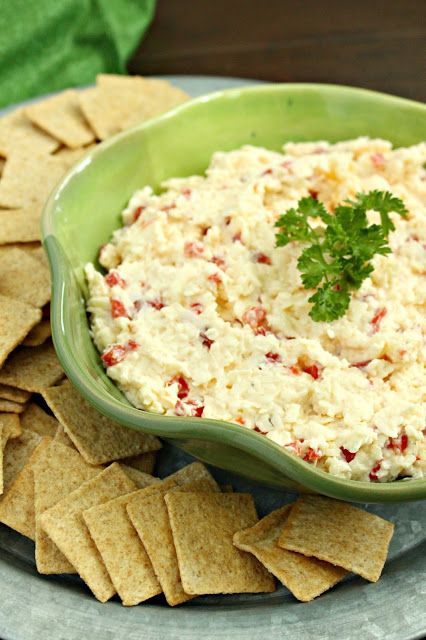 White Cheddar Pimento Cheese Spread from LoveandConfections.com #BrunchWeek #sponsored White Pimento Cheese Recipe, Diy Greek Yogurt, Recipes Goat Cheese, College Food Ideas, Biscuits Cheddar, Balls Dessert, Cheese Logs, Bacon Cheddar Dip, Launch Party Ideas