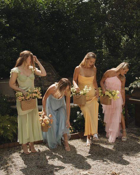 Reminiscing on these beautiful bridesmaids in Georgia 🍑 so dreamy for a Garden themed wedding — save for inspo! ⛲️🧚🏻‍♂️🐝🎀🍇 host: @alexismayphoto florals: @garden__haus event planner: @lilymaeevents models: @miagcantrell - @emmagracegibbs - @ammbergibbs - @bayj0 - @tayautenrieth #travelweddingphotographer #documentaryphotography #documentaryweddingphotography #intimateweddings #indianaweddingphotographer #indianabride #summerweddinginspo #destinationweddingphotographer #gardenpartywedding #... Garden Themed Wedding, Garden Wedding Bridesmaids, Indiana Wedding, Garden Party Wedding, Documentary Wedding Photography, Documentary Photography, Intimate Weddings, Themed Wedding, Wedding Saving