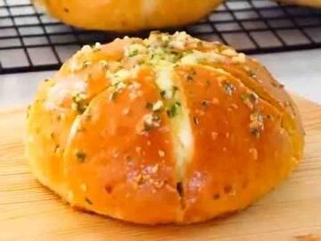 Cream Cheese Garlic Buns Recipe Bun Recipe, Bread Rolls, Cream Cheese, Garlic, Rolls, Cheese, Bread, Cream, Yummy Food