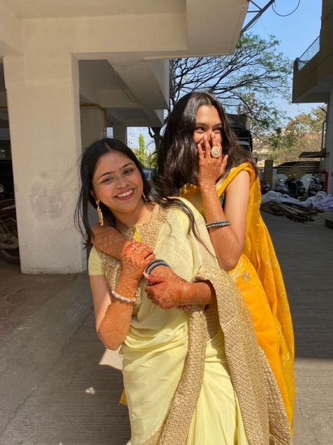 Saree Pose With Bestie, Saree Poses With Friends, Twins Posing, Sisters Photoshoot Poses, Sister Poses, Bff Poses, Sisters Photoshoot, Latest Model Blouse Designs, Saree Poses