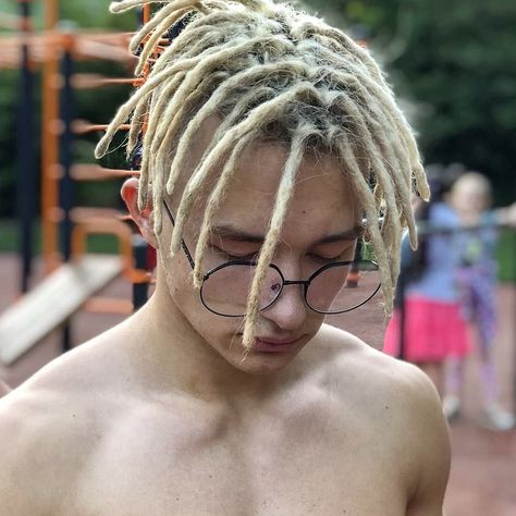 young men with short blonde dreadlocks and undercut / undershave Man Dreadlocks, Purple Dreads, Hair Dreads, Rasta Hair, Dreadlocks Men, Dread Hairstyles For Men, Blonde Dreadlocks, Short Dreads, Blonde Dreads