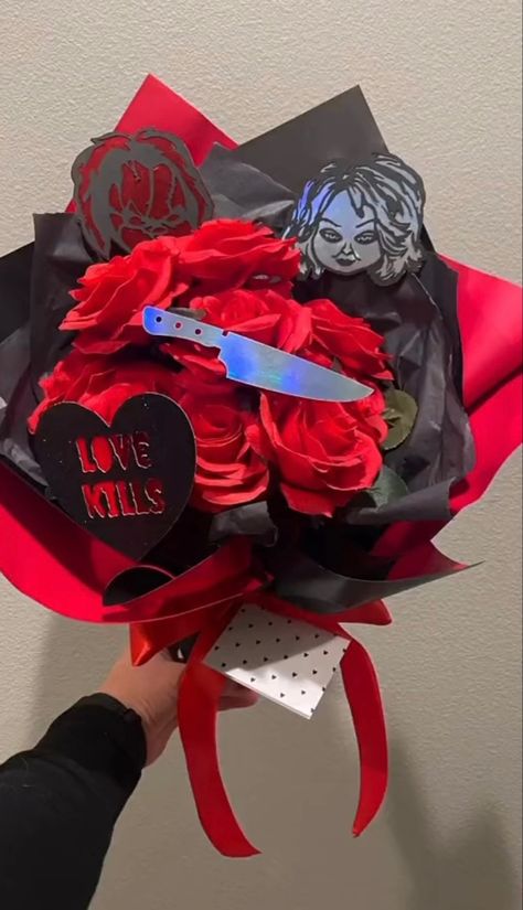 Halloween Ribbon Bouquet, Chucky Bouquet, Character Flower Bouquet, Horror Bouquet, Spooky Bouquet Ideas, Halloween Flower Bouquet, Spooky Bouquet, Spooky Flowers, Halloween Flower Arrangements