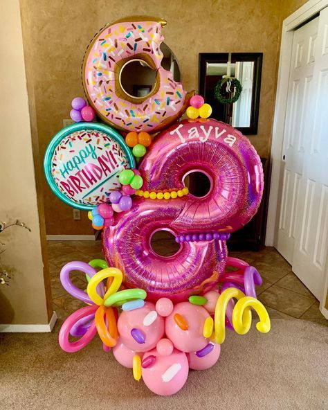 Sweets Theme Birthday Party, 2 Sweet Balloon Garland, Donut Party Balloon Garland, Donut Balloon Bouquet, Donut Birthday Party Balloons, Candy Theme Balloon Decor, Candy Balloons, Balloon Garland Diy, Donut Birthday Parties