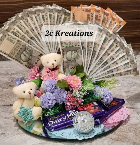 Money shagun platter for mom to be on her baby shower done by 2c Money Tray Decoration For Wedding, Money Hamper Ideas, Purse Packing Ideas, Note Packing Ideas For Wedding, Money Packing Ideas For Wedding, Currency Bouquet, Money Hamper, Shagun Basket, Wedding Packings