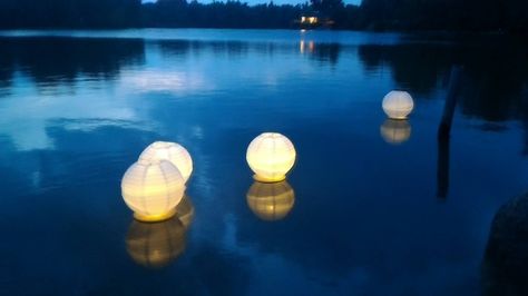 Floating Votive Candles, Paper Lantern Centerpieces, Floating Paper Lanterns, Water Lantern, Floating Pool Lights, White Paper Lanterns, Paper Lanterns Diy, Floating Lanterns, Pool Water Features