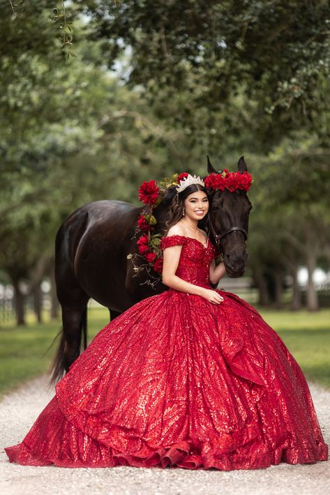 Quince Theme Ideas, Quince Picture Ideas, Quinceañera Photoshoot Ideas, Quince Photoshoot Ideas, Red Quinceanera Ideas, Quince Photoshoot, Horse Photoshoot Ideas, Quince Pictures, Sweet 16 Pictures