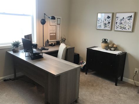 L Desk Room Layout, Office Gray Desk, Home Office Design With L Shaped Desk, L Shaped Desk Organization, L Shaped Desk Center Of Room, Small Office With L Shaped Desk, L Shape Office Desk Ideas, L Shape Desk Setup Office, Desk In Corner Facing Out