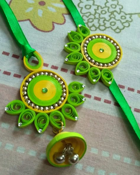 Rakhi Making With Quilling Paper, Rakhi With Quilling Paper, Quilling Rakhi Ideas, Quelling Rakhi, Rahki Handmade, Creative Rakhi Making Ideas, Rakhi Competition Ideas, Quilling Rakhi Handmade, Rakhi Designs Handmade Unique For Competition