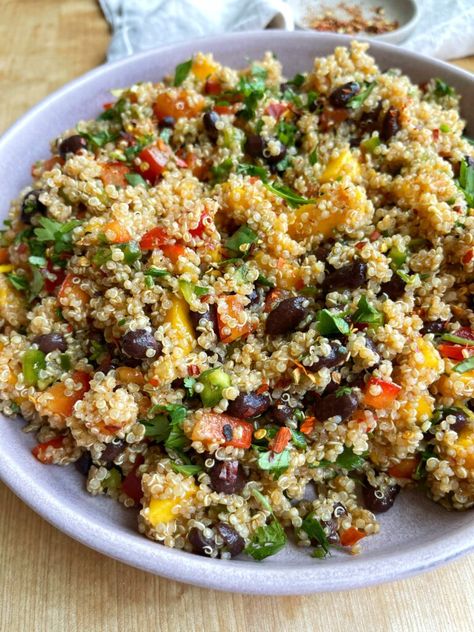 Mango Quinoa Salad Summer Quinoa Salad Recipes, Quinoa Recipes Side Dish, Quinoa Salad Bowl, Summer Quinoa Salad, Mango Quinoa Salad, Mango Quinoa, Balance Life, Salad Recipes Healthy Easy, Lunch Prep