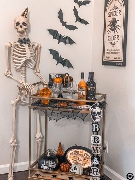 Skeleton Bartender, Halloween Bar Cart, Buffet Halloween, Halloween Decorations Apartment, Halloween Decor Diy, Halloween Bar, Halloween Decorations Outdoor, Johnny Rotten, Casa Halloween