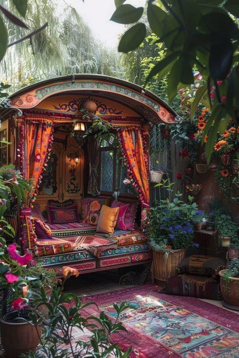 Hippie Garden Ideas, Tiny Backyard, Small Sitting Area, Hippie Garden, Lush Plants, Courtyard Gardens, Bo Ho, Vintage Vignettes, Hippie Homes