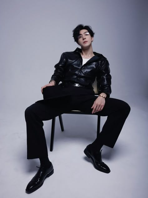 Manspread Sitting Pose, Manspread Pose Reference, Power Sitting Pose, Male Model Sitting Poses, Sitting Men Poses, Powerful Sitting Pose Reference, Men Sitting Reference, Male Reference Poses Sitting, Sitting Down Pose Reference Male