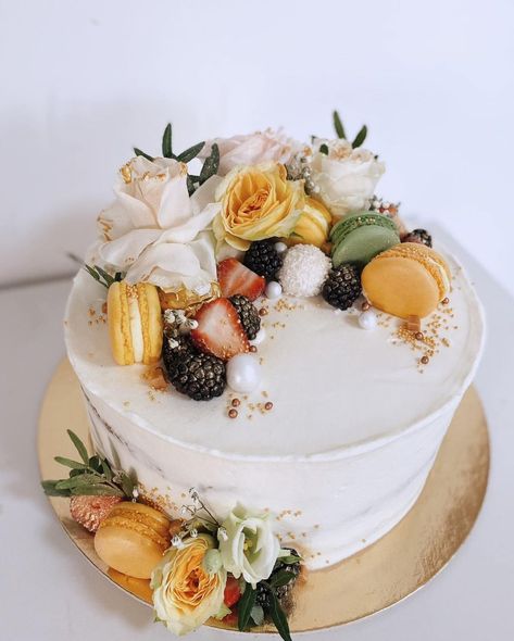 Carrot Cake With Flowers, Decorating A Carrot Cake Ideas, Birthday Carrot Cake Decoration, Carrot Cake Decoration Birthday, Carrot Cake Decorating Ideas Birthdays, Carrot Cake Ideas, Decorated Carrot Cake, Tunang Ideas, Carrot Cake Design