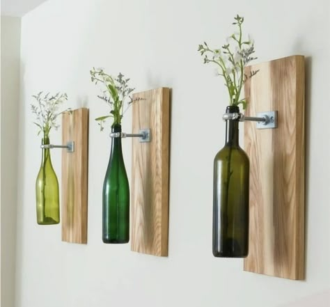 Wine Bottle Display, Wine Bottle Vases, Old Glass Bottles, نباتات منزلية, Wine Bottle Art, Bottle Display, Bottle Wall, Bottle Decor, Bottle Diy