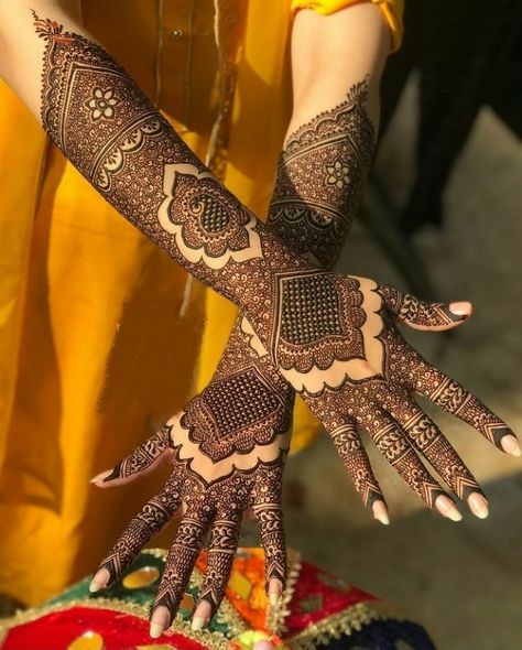 Pakistani Bridal Mehandi Design, Aesthetic Bridal Mehendi, Pakistani Bride Mehndi Design, Bridal Mehendi Designs Hands Latest Pakistani, Bride Mehndi Dress, Mehndi Dress For Bride Sister, Bride Sister Mehndi, Pakistani Bridal Henna, Mehndi Look For Bride