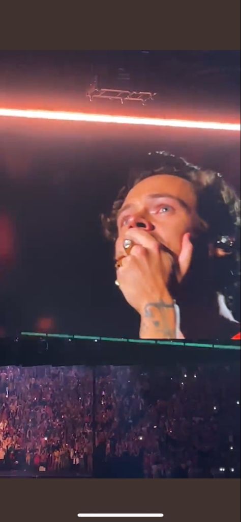 Harry Styles Delicate Point Of View, Obama X Harry Styles, Harry Styles Looks, Harry Styles Crying, Night In Nyc, Harry Styles Singing, Start Pack, Playlist Covers, One Direction Pictures