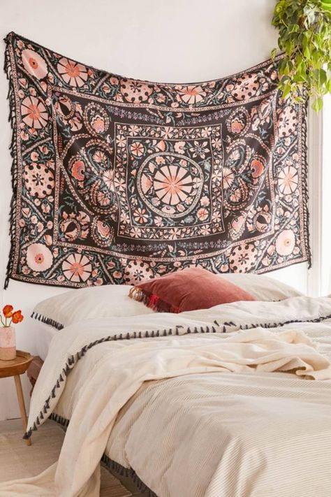 Do It Yourself Decoration, Boho Bedroom Design, Tapestry Hanging, Tapestry Bedroom, Mode Boho, Bohemian Bedroom, Bedroom Boho, Decor Guide, Retro Home Decor