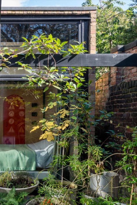 This modernist London home in Harfield Gardens was designed in 1979 by architect Martin Crowley and has recently been restored by local practice Studio Maclean. It wraps around two courtyard gardens and has been given a colourful makeover inside, with new additions like bespoke bright yellow kitchen cabinets. Photo: The Modern House #modernist #london #property #renovation #architecture #design Bright Yellow Kitchen, Prefab Cabin Kits, Yellow Kitchen Cabinets, Houses Modern, Property Renovation, Best Homes, Courtyard Gardens, Renovation Architecture, Brick Chimney