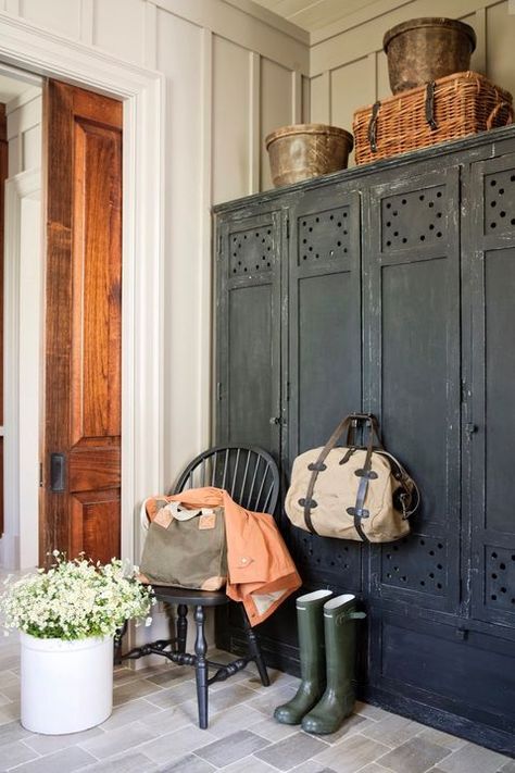 Farmhouse Mudroom, English Country Decor, Farmhouse Entryway, Farmhouse Interior, Wallpaper Vintage, Mud Room, Country Farmhouse Decor, Decor Minimalist, Modern Farmhouse Style