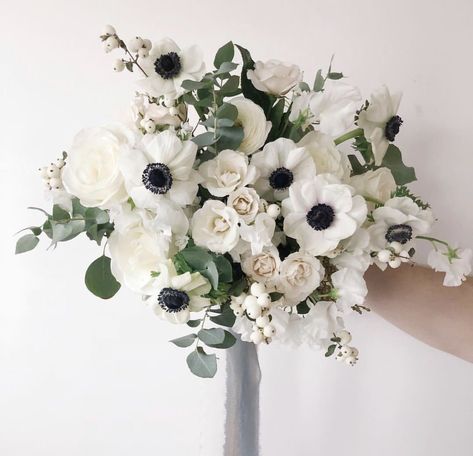 Blue Poppy Wedding Bouquet, White Poppy Wedding Flowers, White Anemone Wedding Bouquet, Flowers For Navy Wedding, White Poppies Bouquet, Bridal Bouquet With Anemones, Black White Wedding Bouquet, White And Navy Bouquet, Blue Anemone Bouquet