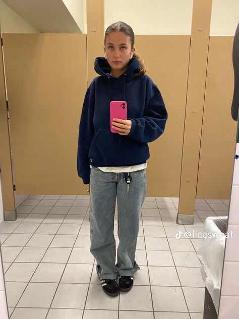 Cool Sweatpants Outfit, Dark Blue Denim Jeans Outfit Aesthetic, Cute Baggy Summer Outfits, Fall Fits Sweatpants, Fall Clothes School, Outfit Ideas With Jerseys, Basic Vintage Outfits, Ootd For School Ideas, Idgaf Outfits For School