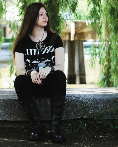 Blackmetal Aesthetic, Outfit Ideas For Trip, Metalhead Women, Hot Metalheads, Metal Outfits Women, Metal Girl Outfit, Rock Metal Outfits, Black Metal Aesthetic, Black Metal Fashion