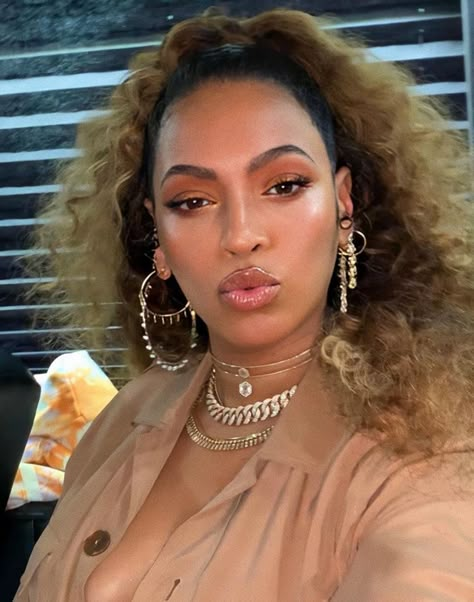 Brown And Orange Aesthetic, Kobe Bryant Gif, Beyonce 2013, Gold Grill, Bee Beyonce, Queen Bee Beyonce, Beyonce Style, Beyoncé Giselle Knowles-carter, One Of One