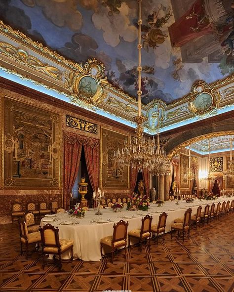 Maik Monuments (@maik.monuments) | Profil Instagram Marble Cladding, Palace Aesthetic, Royal Room, Neo Baroque, Baroque Decor, Royal Crowns, Tables Set, Living Museum, Royal Residence