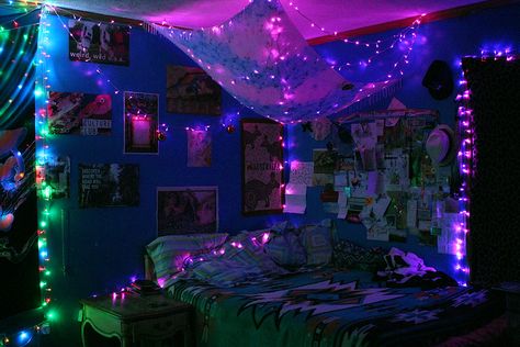 Alien Bedroom, Tiktok Room Ideas, Aesthetic Alien, Vibey Room Aesthetic, Hippie Bedroom Decor, Vibey Room, Neon Bedroom, Bedroom Background, Purple Bedrooms