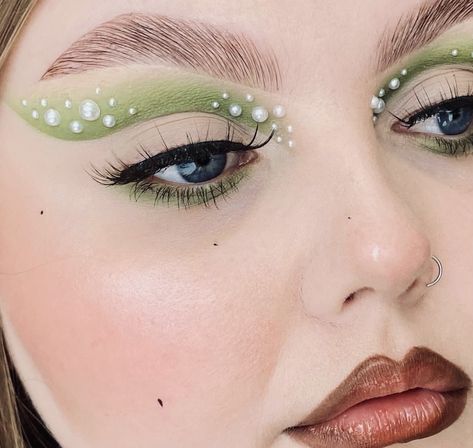 Green Makeup With Pearls, Pearl Makeup Looks, Pearl Eye Makeup, Siren Costume, Diy Photo Backdrop, Frog Princess, Prom Makeup Looks, Birthday Makeup, White Eyeliner