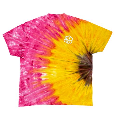 Pink Sunflower Tie Dye Shirt Sunflower Tie Dye Patterns, Pink Tye Dye Shirts, Tie Dye Flower Pattern, Tie Dye Patterns Techniques, Unique Tie Dye Patterns, Watermelon Tie Dye, Tie Dye Aesthetic, Tie Dye Techniques Pattern, Cool Tie Dye Designs